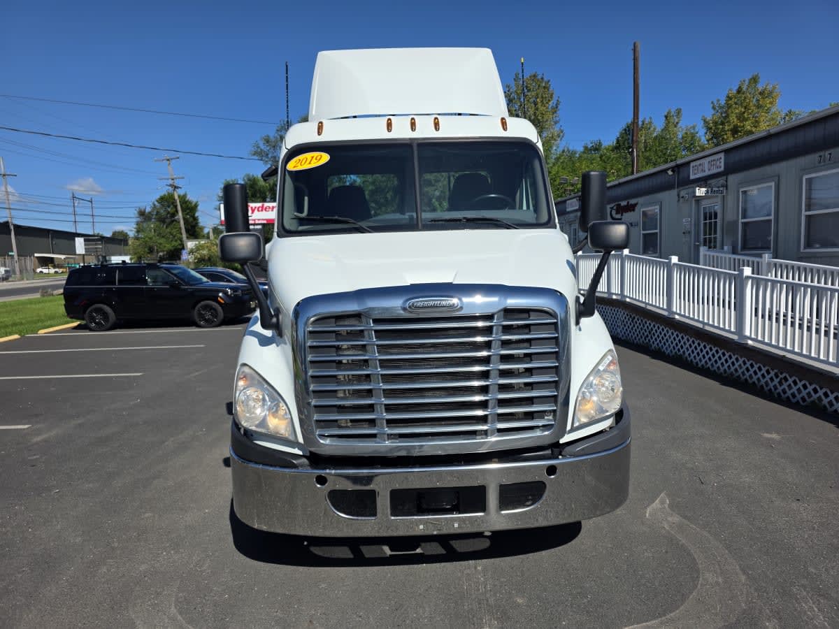 2019 Freightliner Cascadia in Bensalem, PA — photo 2
