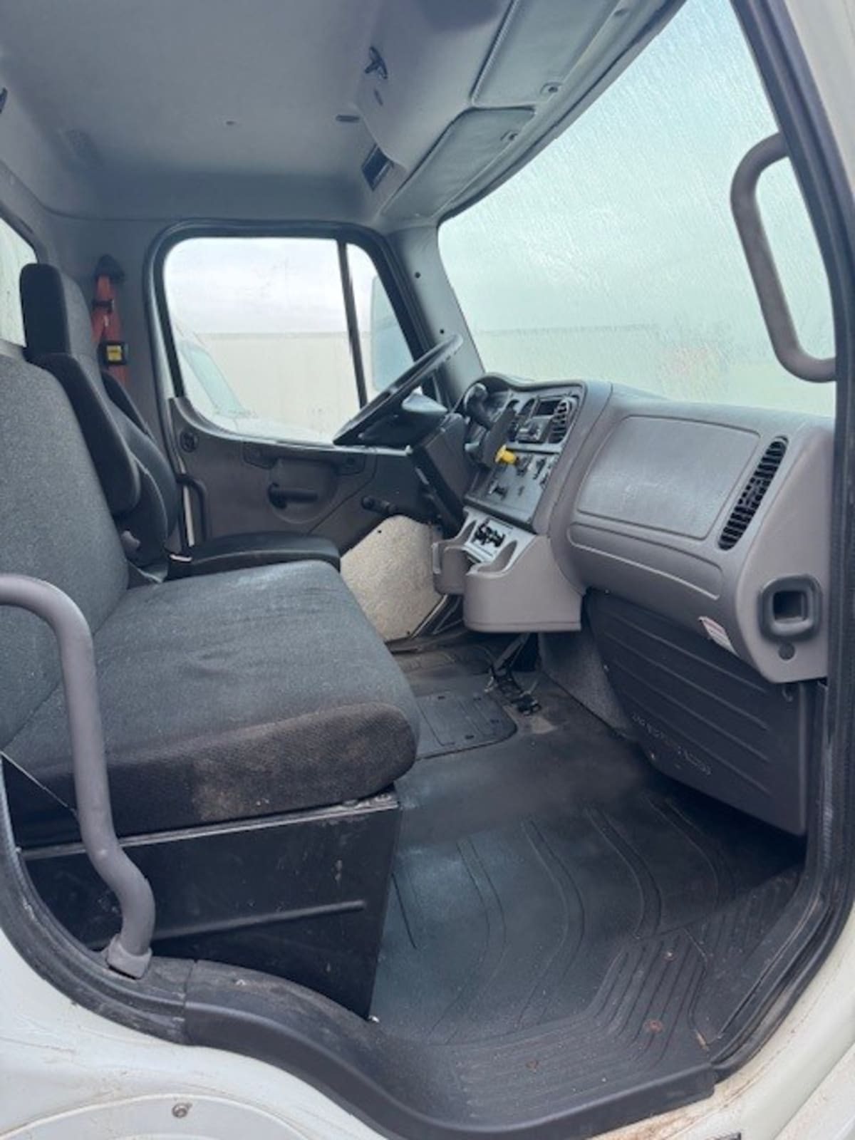 2019 Freightliner/Mercedes M2 106 863984