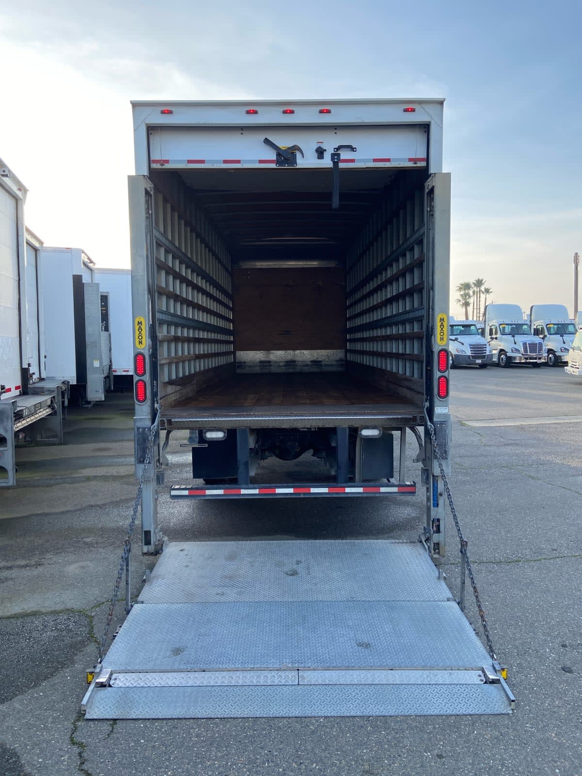 2019 Freightliner/Mercedes M2 106 864104