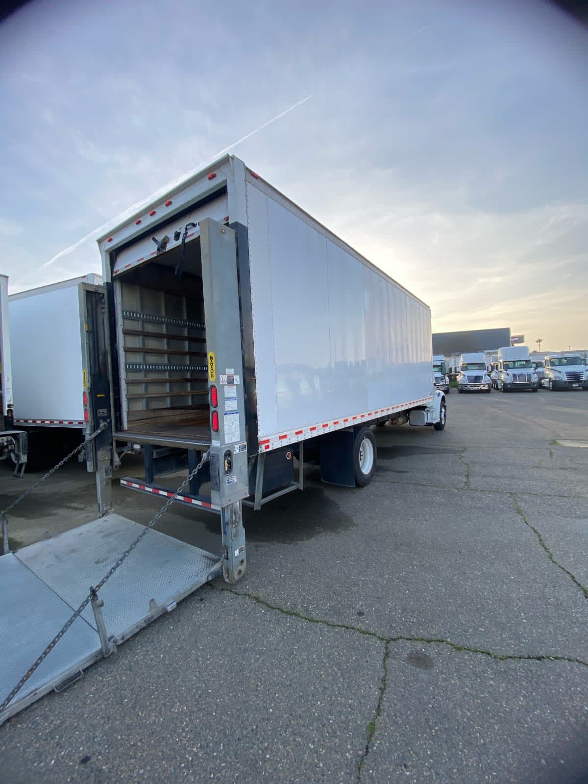 2019 Freightliner/Mercedes M2 106 864104