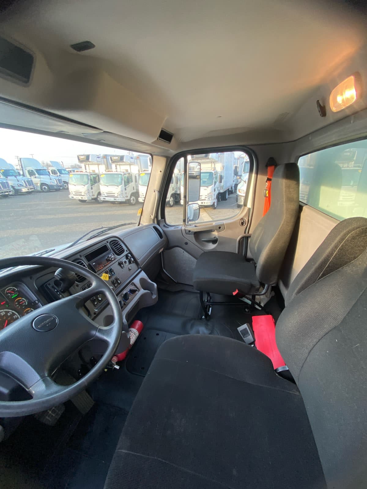 2019 Freightliner/Mercedes M2 106 864104