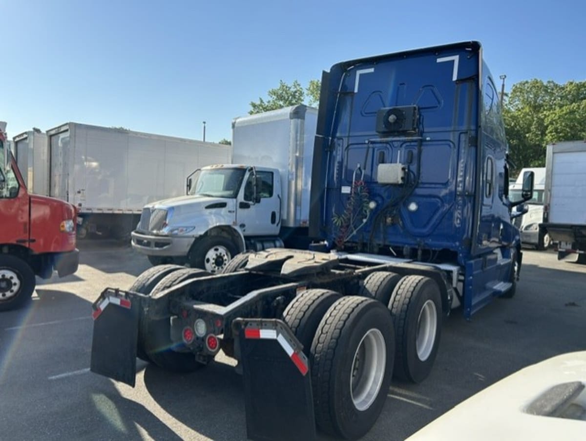 2019 Freightliner Cascadia in Farmingdale, NY — photo 4