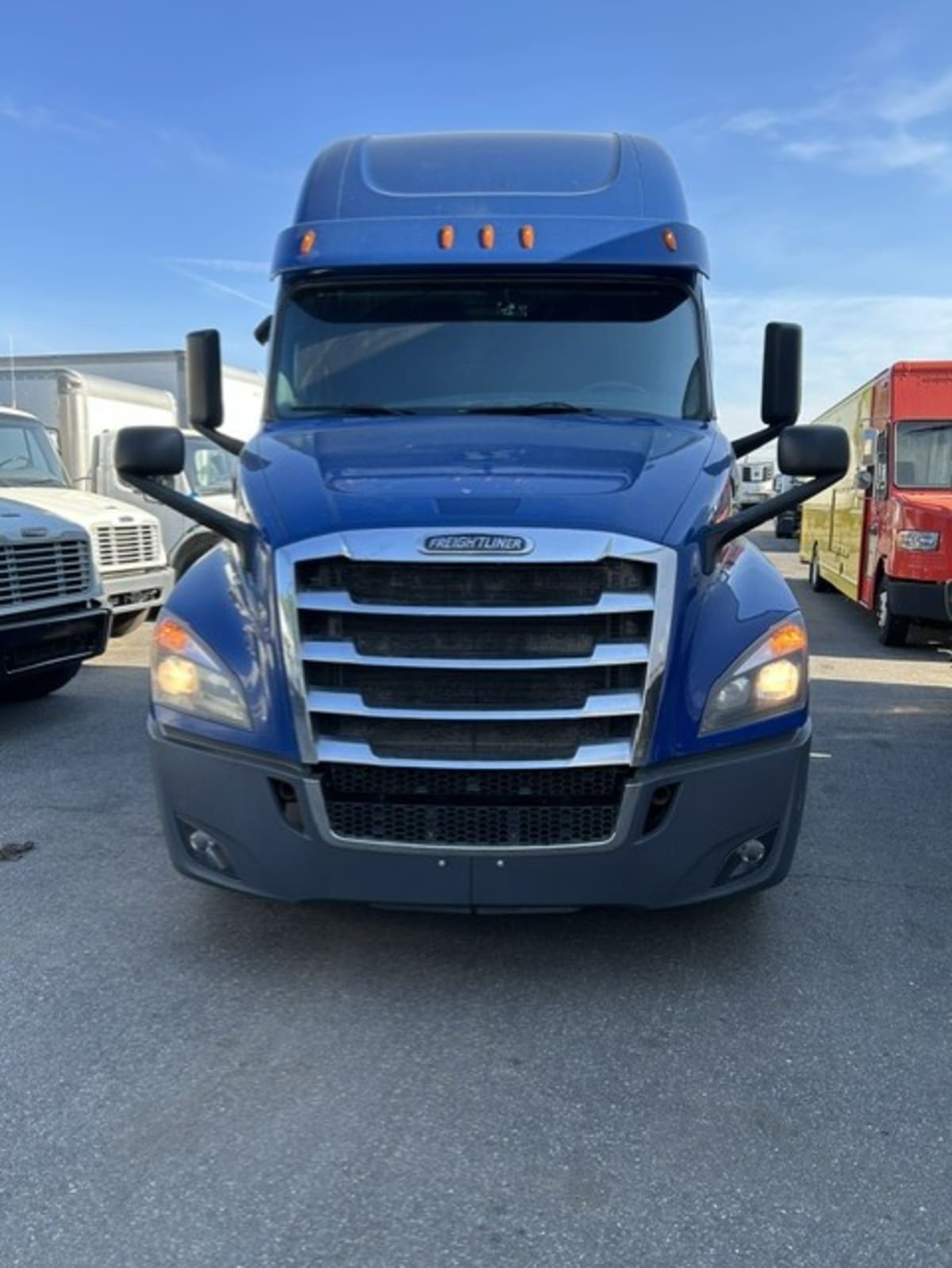 2019 Freightliner Cascadia in Farmingdale, NY — photo 2