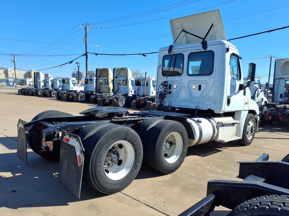2019 Freightliner Cascadia in Dallas, TX — photo 4