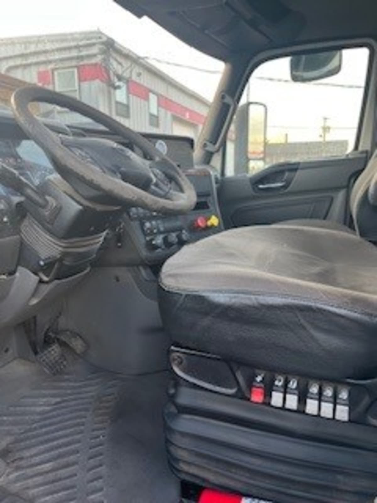 2019 International - image 10