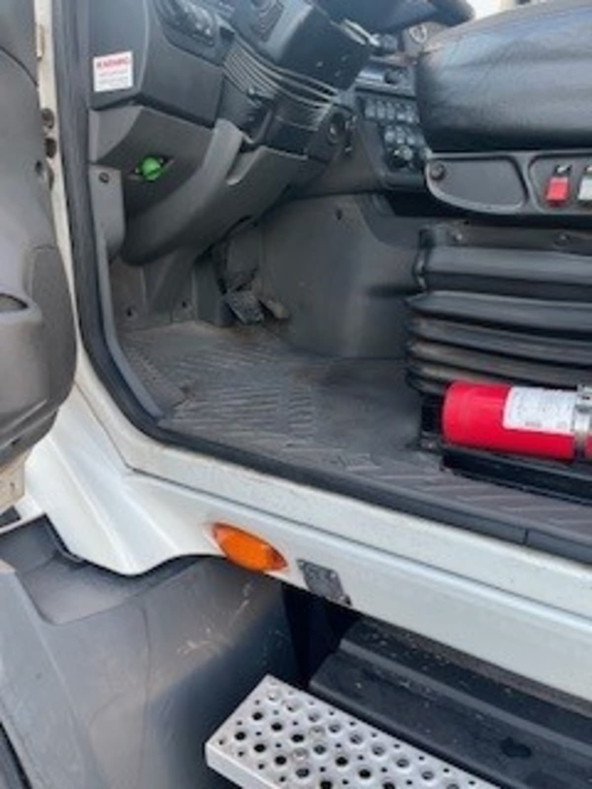 2019 International - image 7