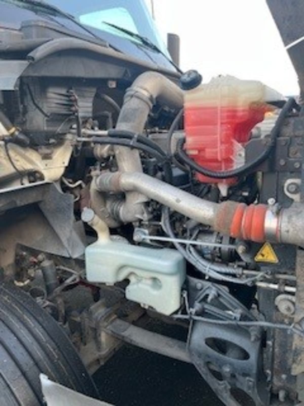 2019 International - image 8