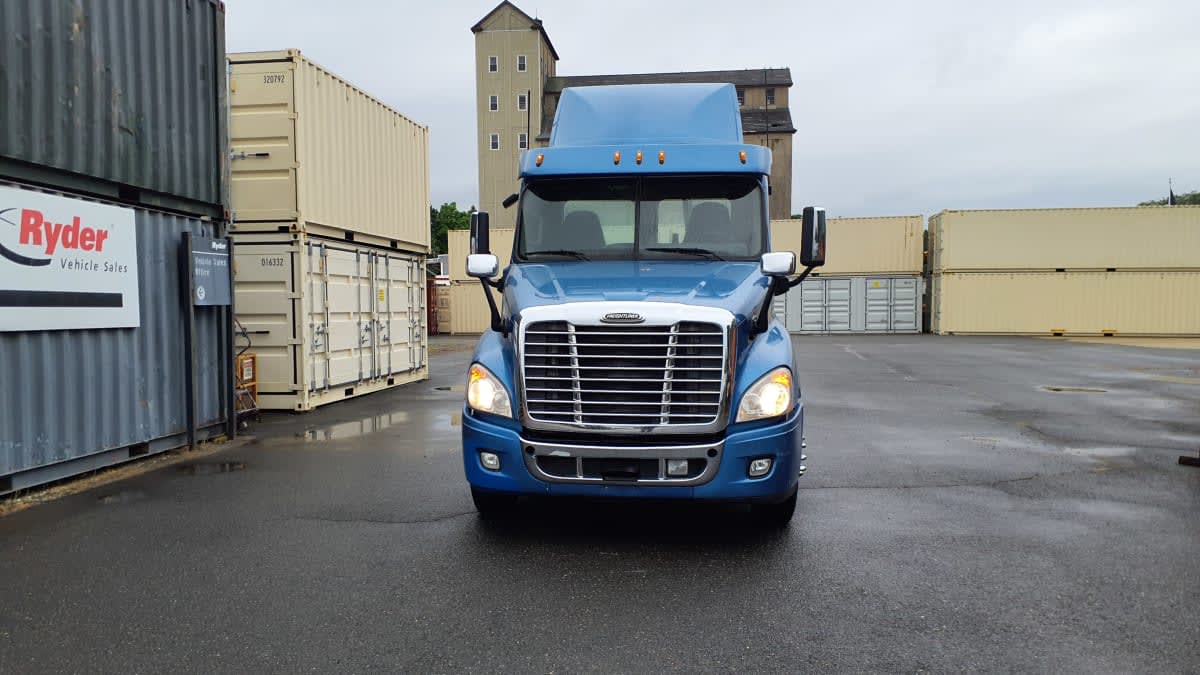 2019 Freightliner Cascadia in Springfield, MA — photo 2