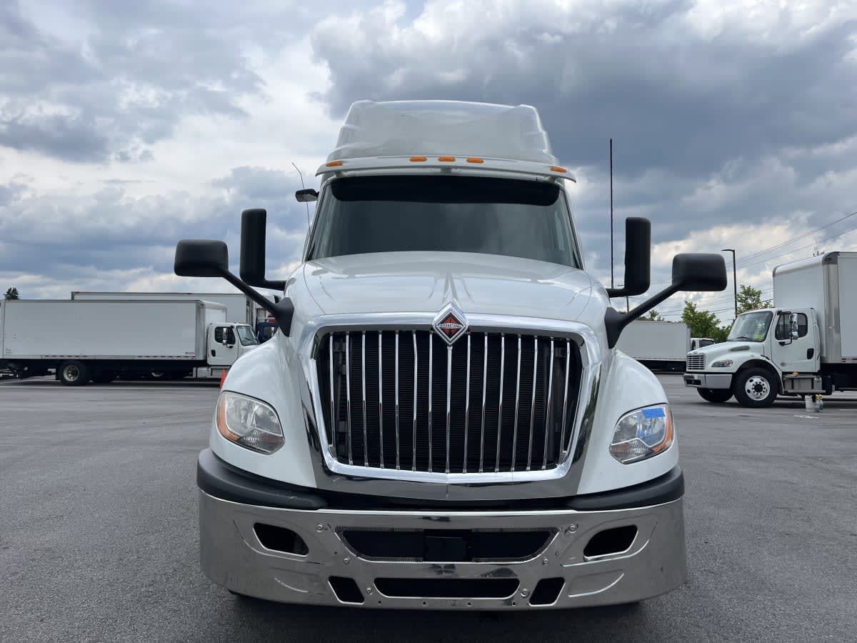 2019 International - image 2