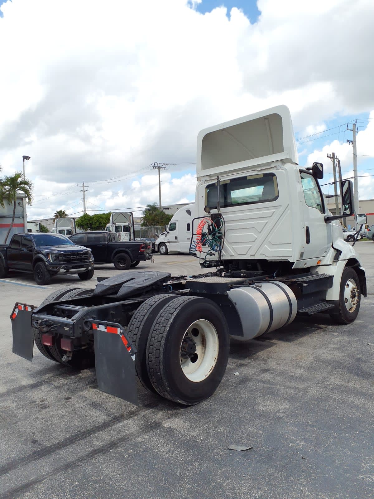 2019 International - image 4