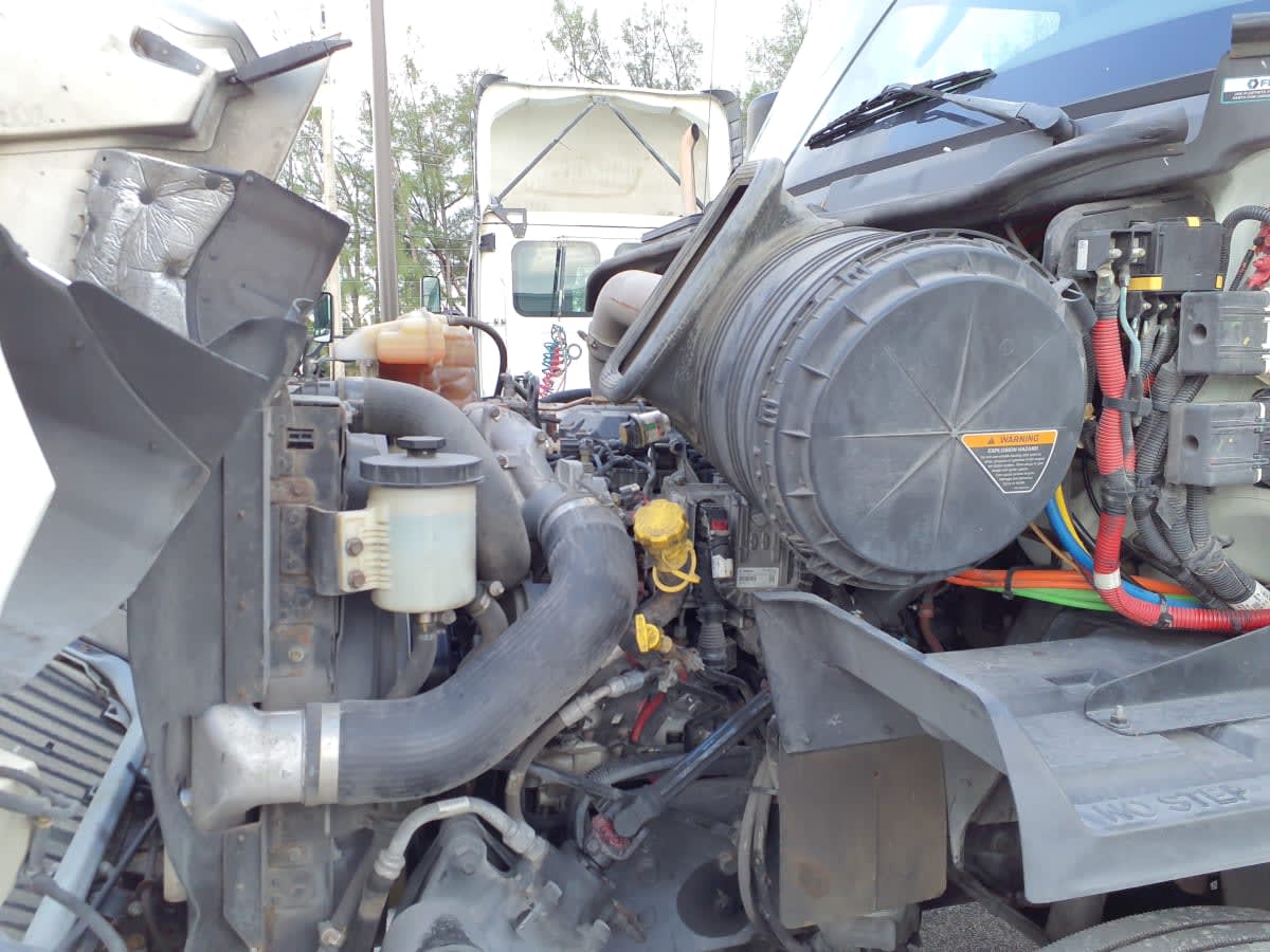 2019 International - image 8