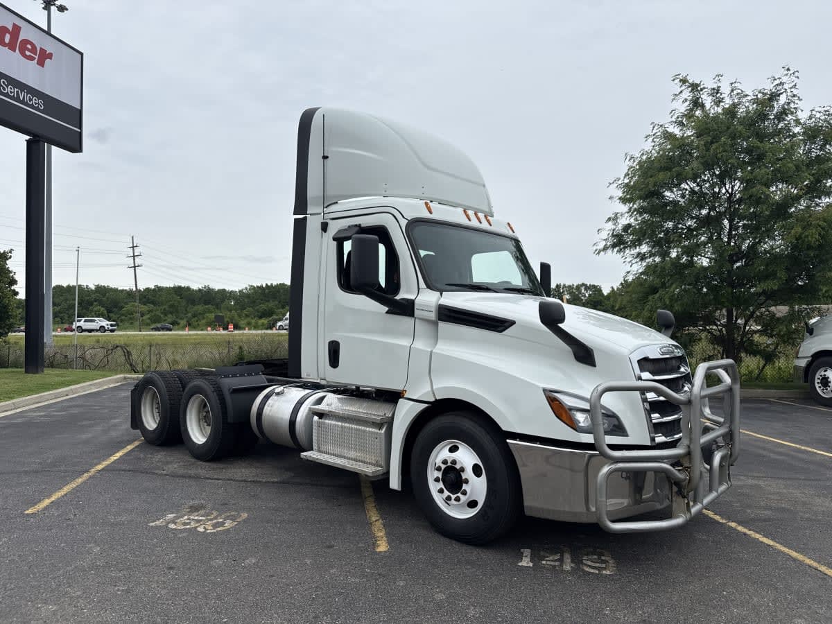2019 Freightliner Cascadia in Taylor, MI — photo 3