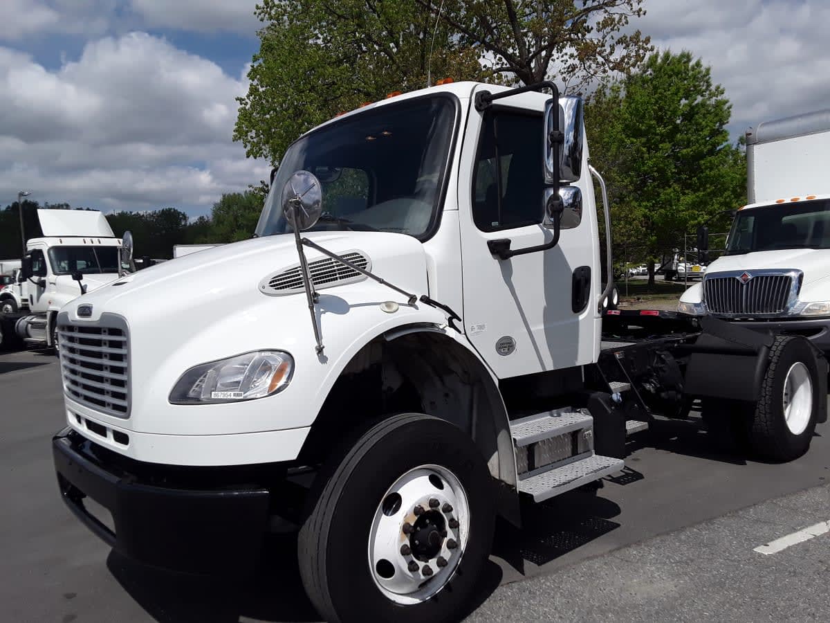 2019 Freightliner M2 106 - image 1