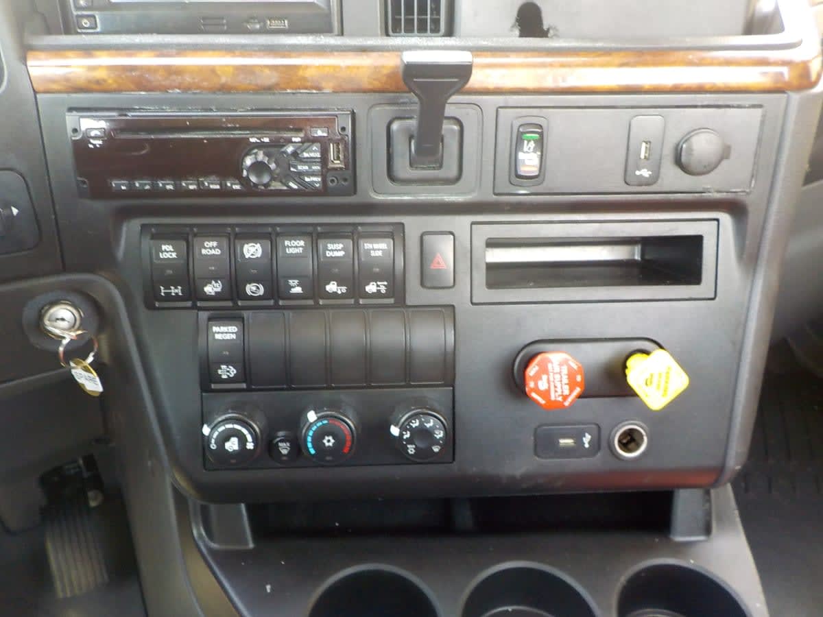 2019 Navistar International LT625 DAYCAB T/A 868240