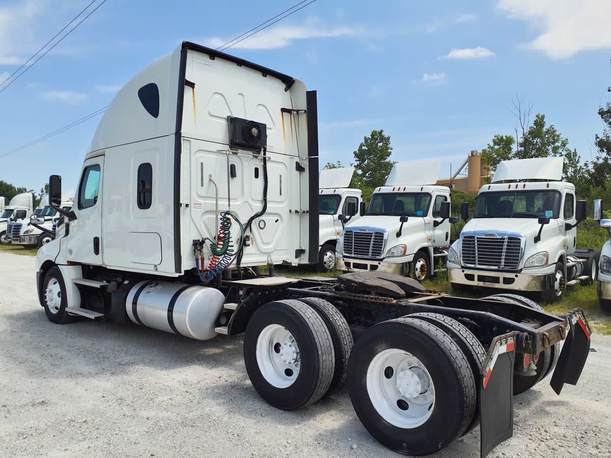 2019 Freightliner Cascadia in Indianapolis, IN — photo 6