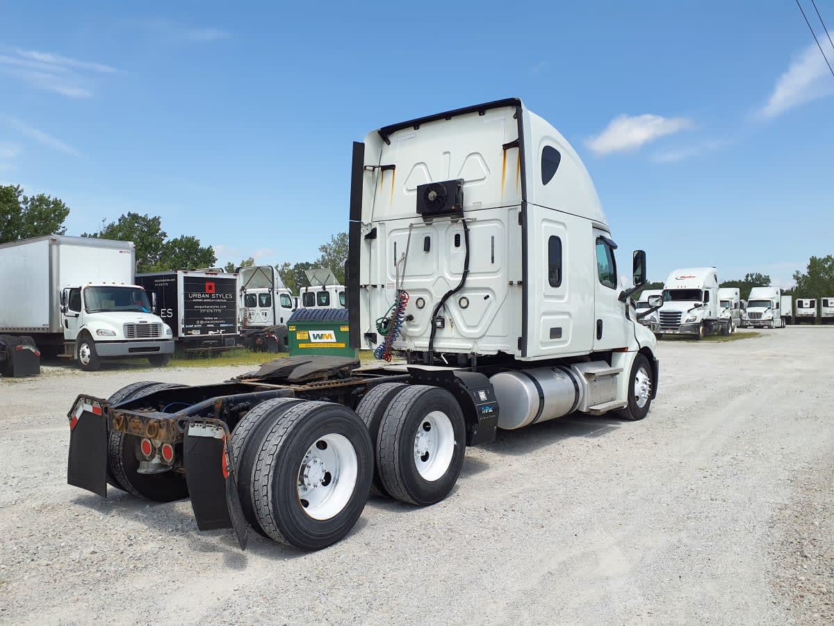 2019 Freightliner Cascadia in Indianapolis, IN — photo 4