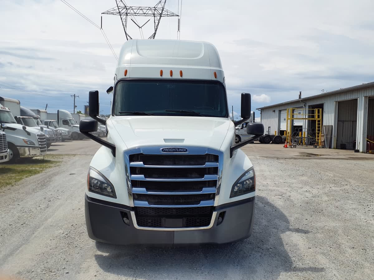 2019 Freightliner Cascadia in Indianapolis, IN — photo 2