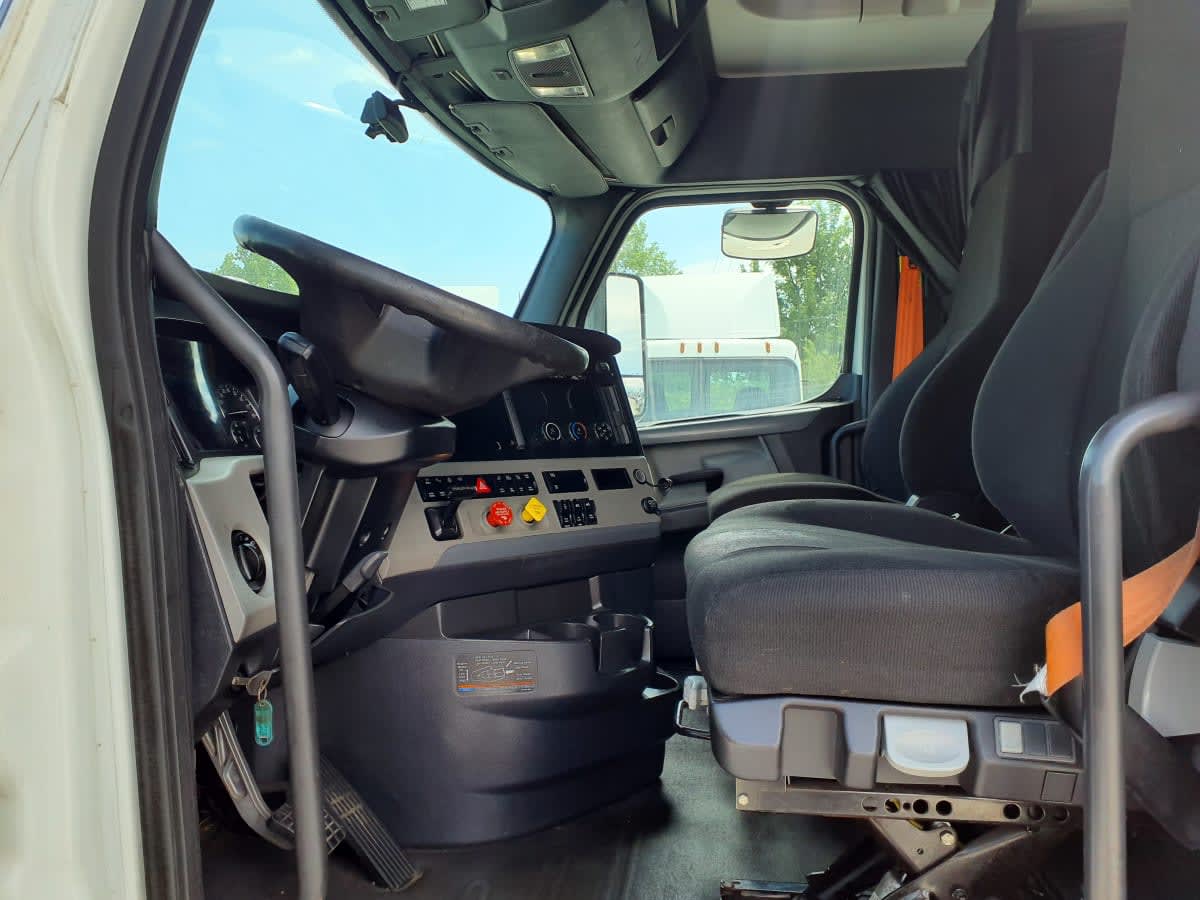 2019 Freightliner Cascadia in Indianapolis, IN — photo 7