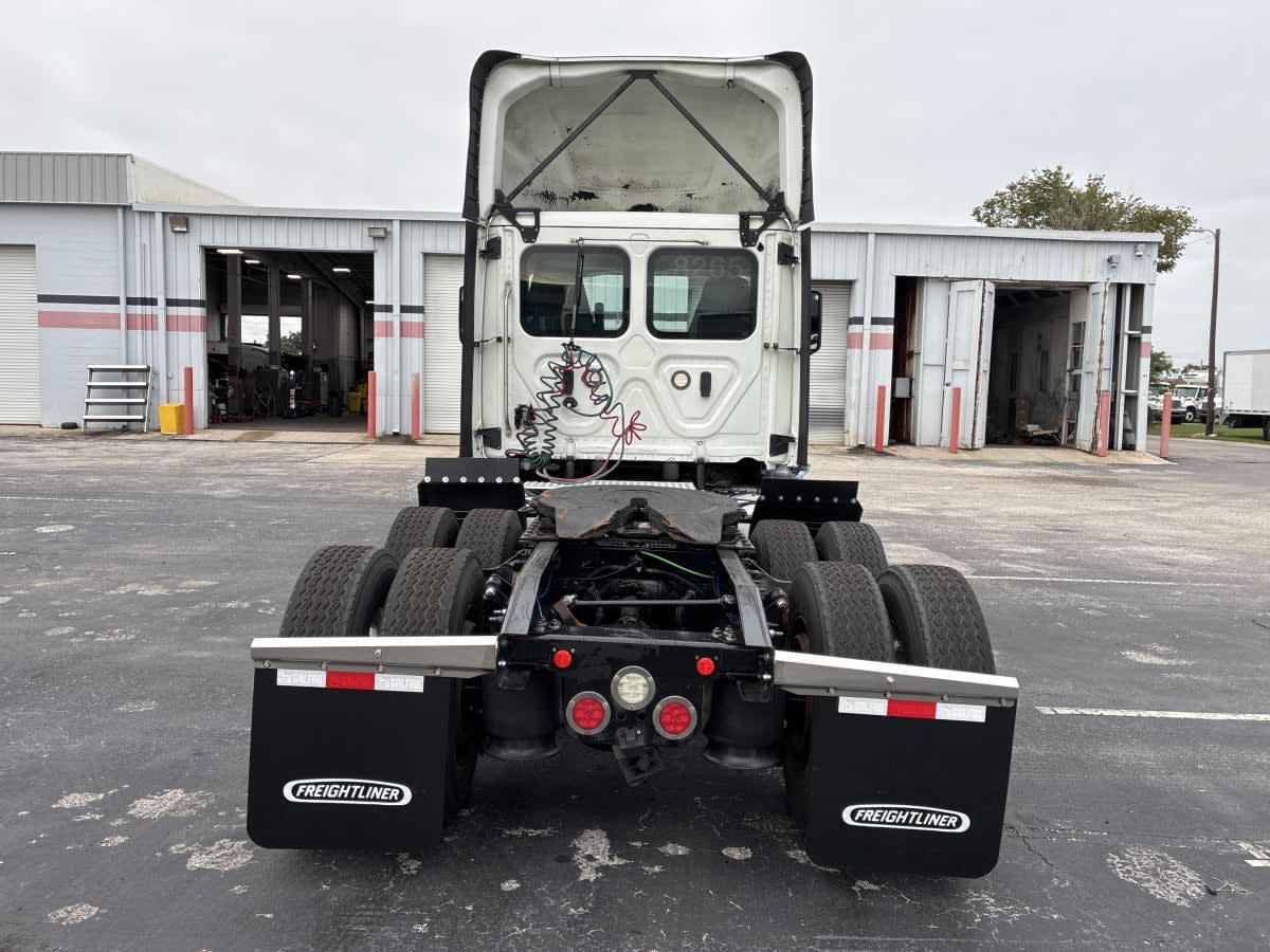 2019 Freightliner Cascadia in Tampa, FL — photo 5