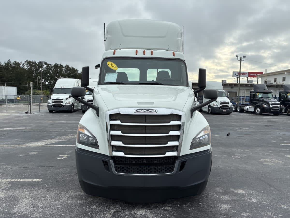 2019 Freightliner Cascadia in Tampa, FL — photo 2