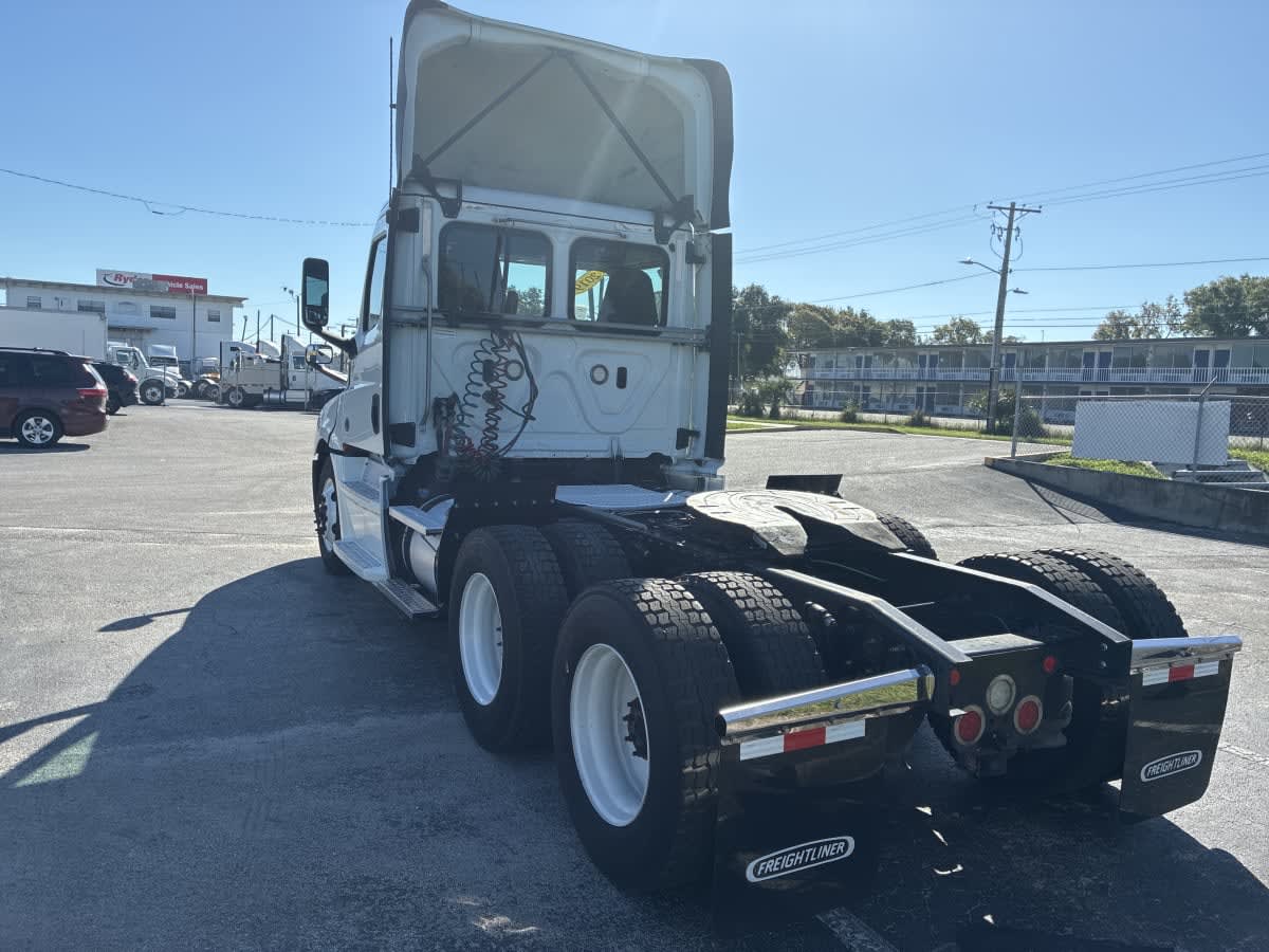 2019 Freightliner Cascadia in Tampa, FL — photo 6