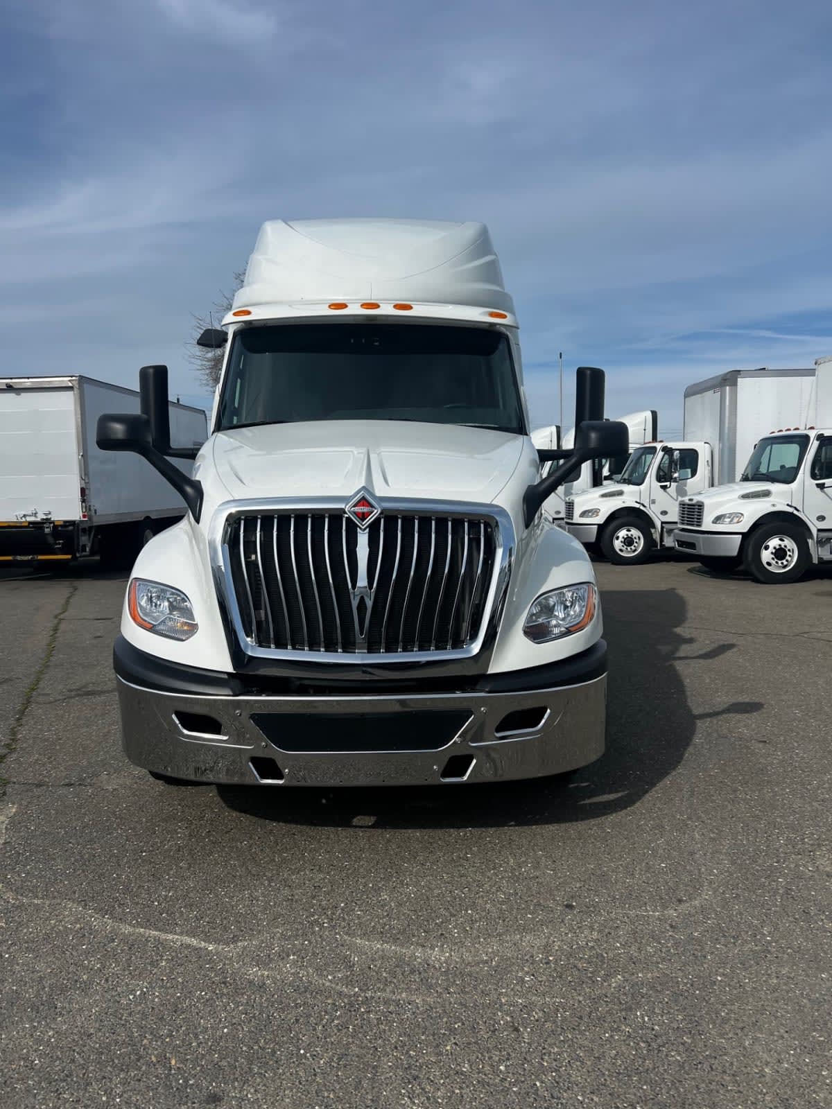 2019 International - image 2