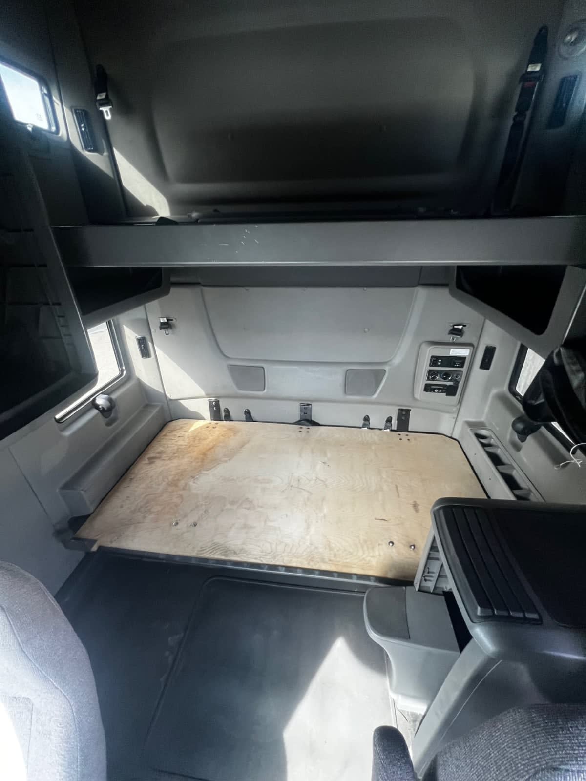 2019 International - image 8