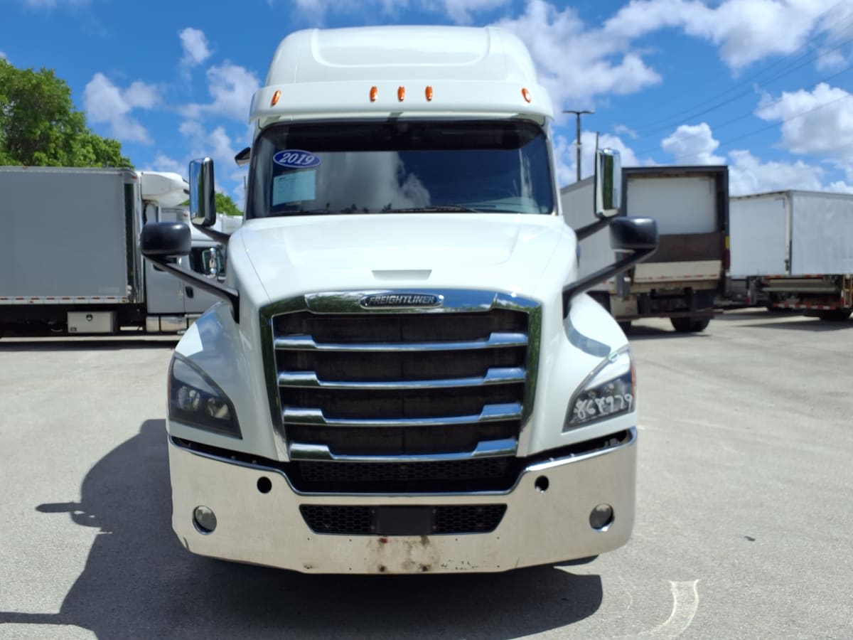 2019 Freightliner Cascadia in Davie, FL — photo 2