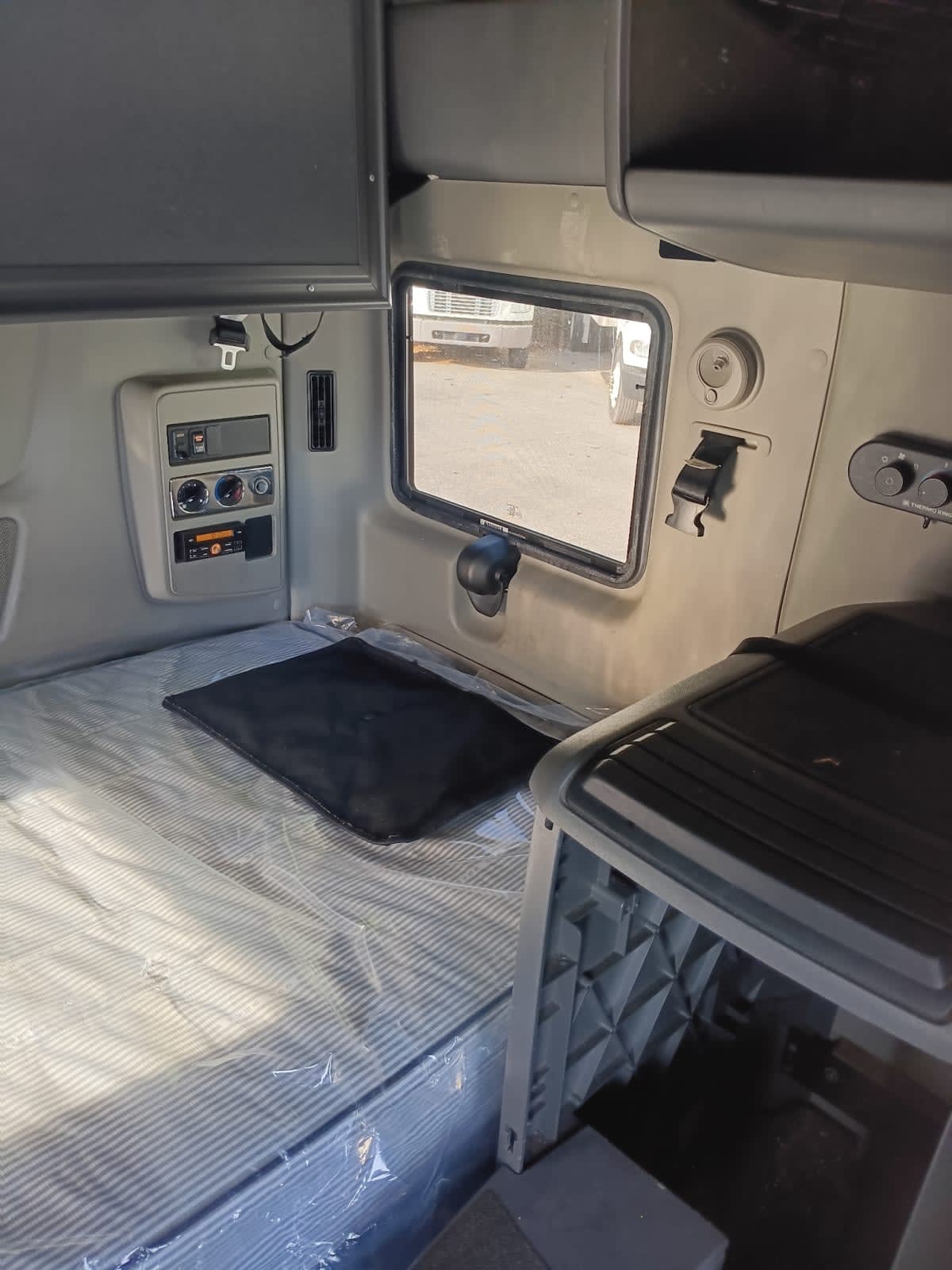 2019 International - image 12