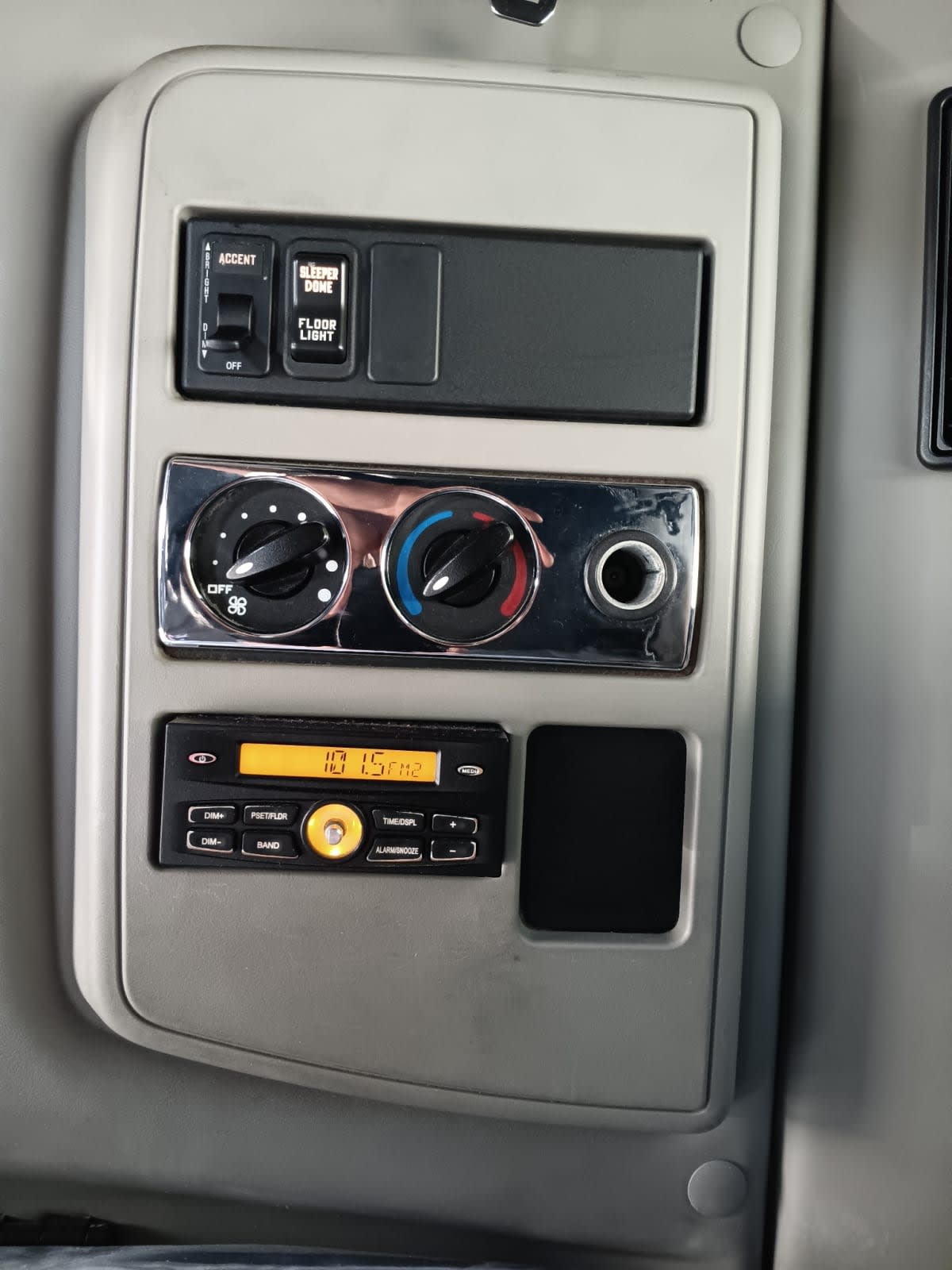 2019 International - image 16