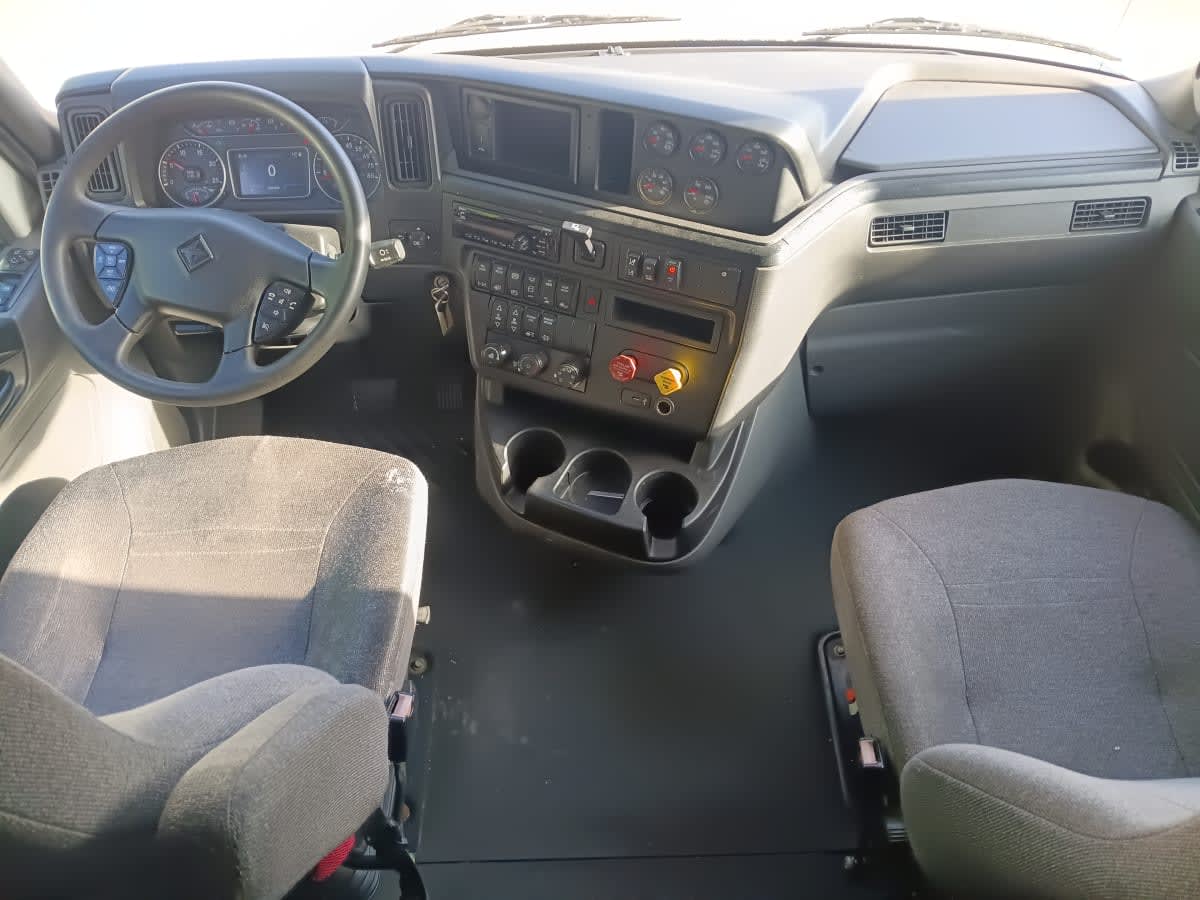 2019 International - image 7