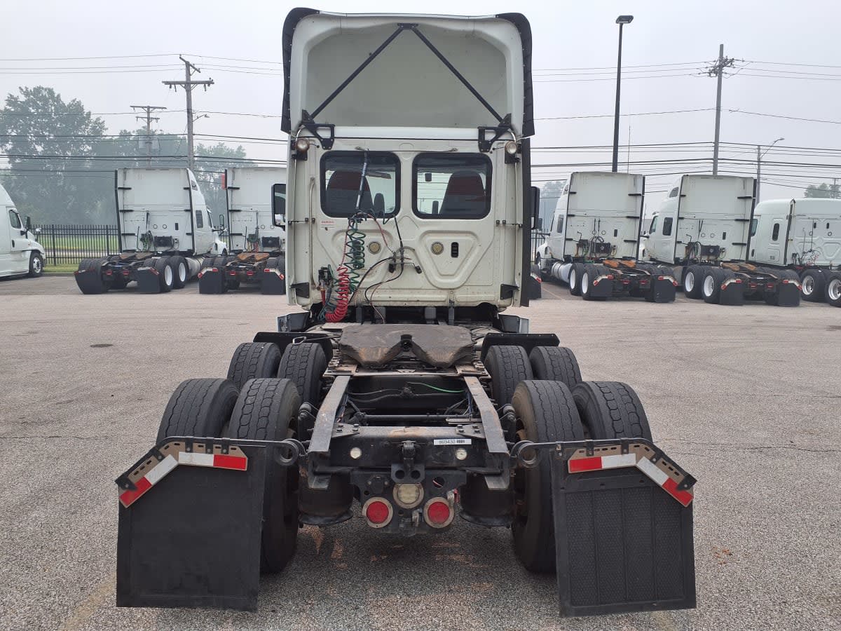 2019 Freightliner Cascadia in Cleveland, OH — photo 5