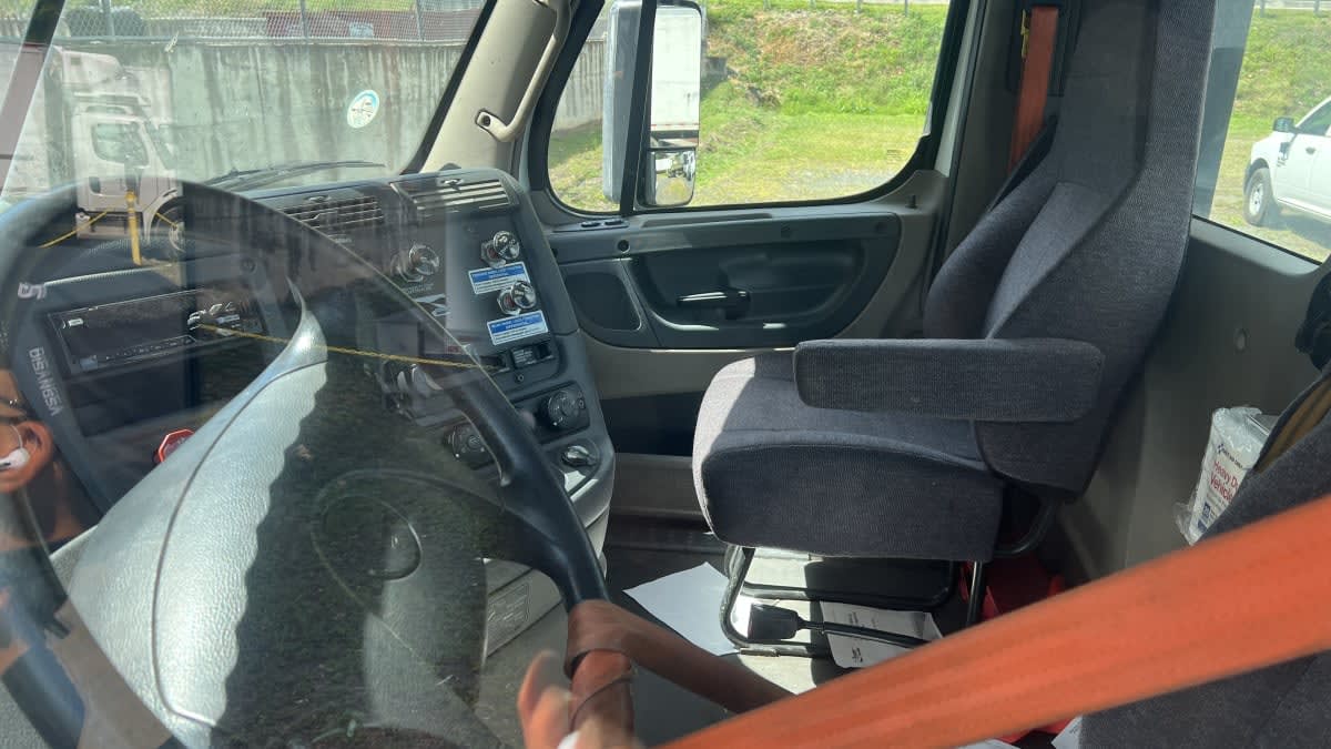 2019 Freightliner Cascadia in Toa Baja, Puerto Rico — photo 7
