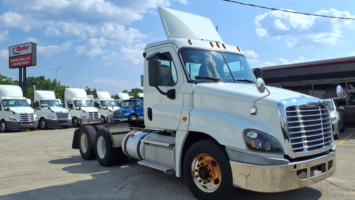 2019 Freightliner Cascadia in Warwick, RI — photo 3