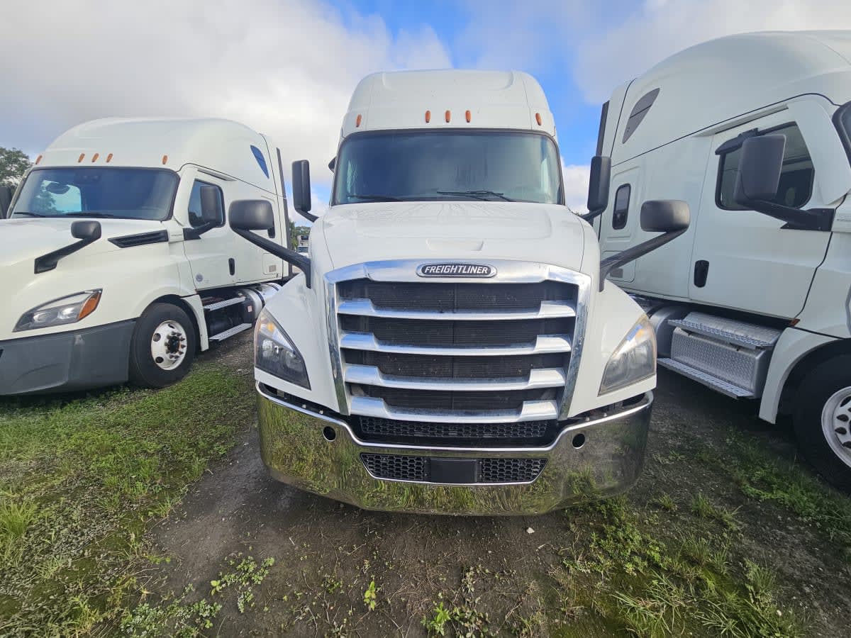 2020 Freightliner Cascadia in Orlando, FL — photo 2