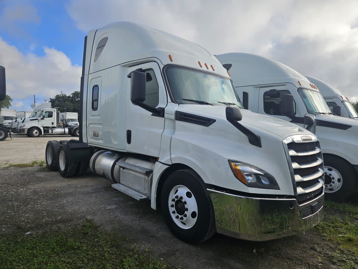 2020 Freightliner Cascadia in Orlando, FL — photo 3