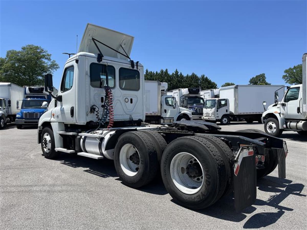 2019 Freightliner Cascadia in Beltsville, MD — photo 6