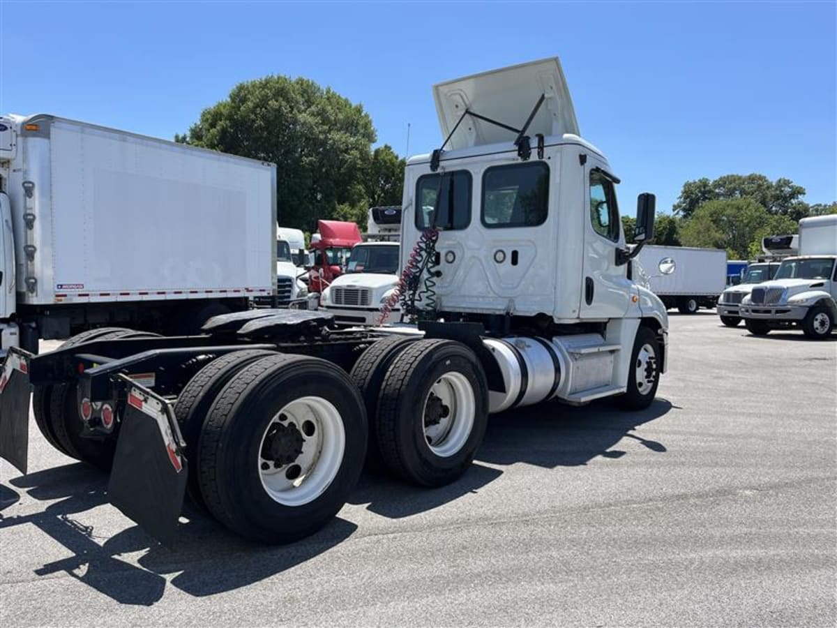 2019 Freightliner Cascadia in Beltsville, MD — photo 4