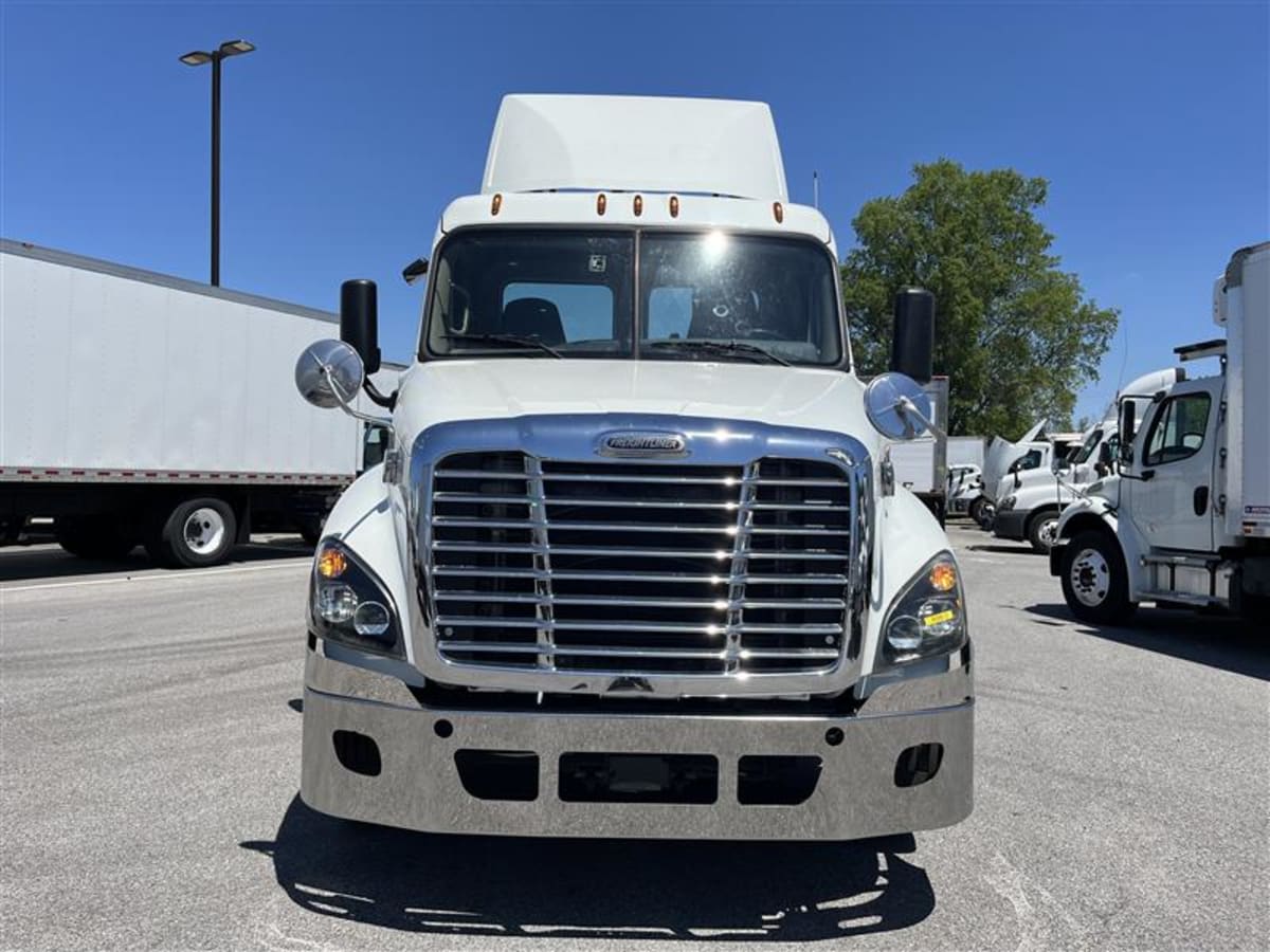 2019 Freightliner Cascadia in Beltsville, MD — photo 2