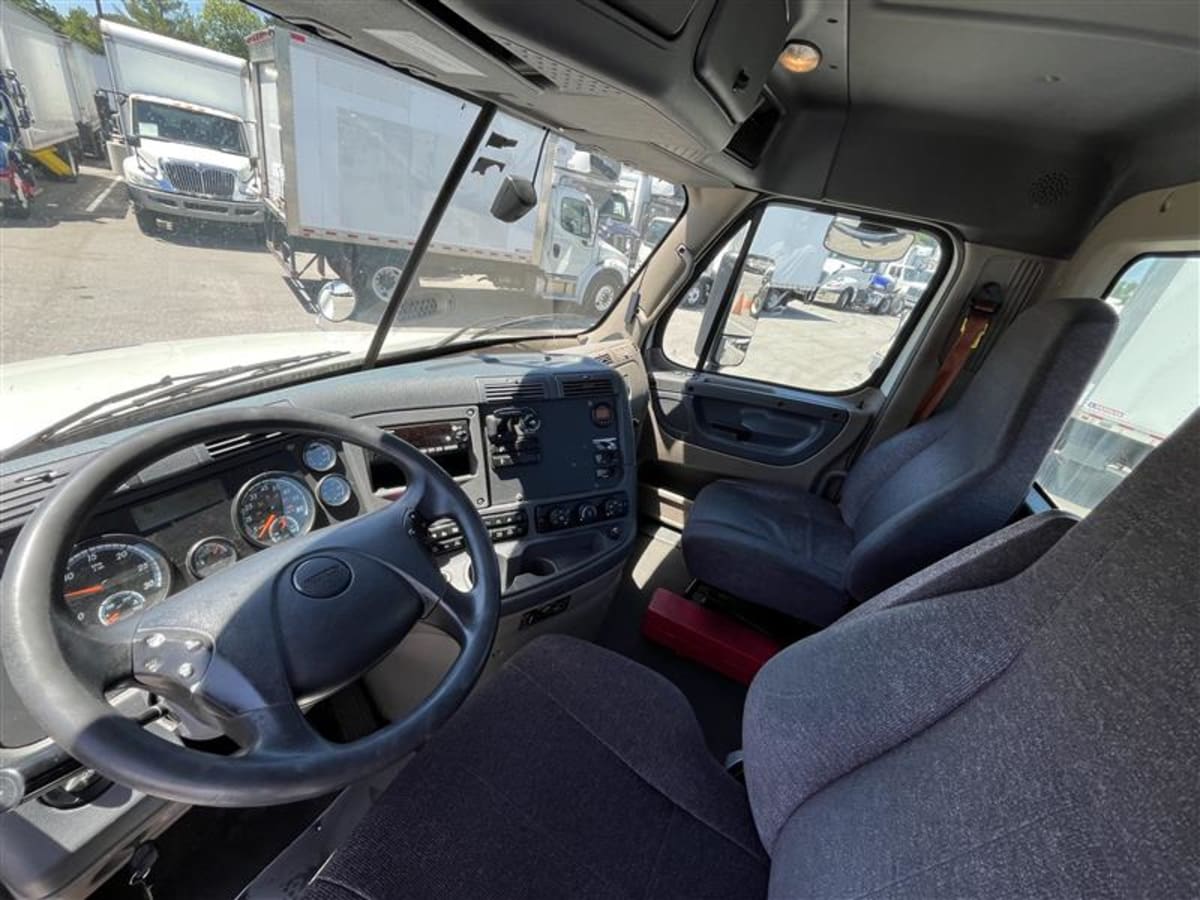 2019 Freightliner Cascadia in Beltsville, MD — photo 7