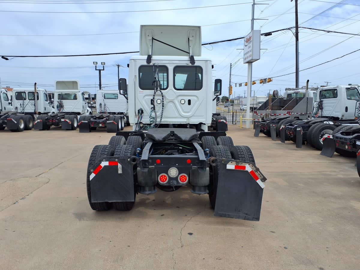 2020 Freightliner Cascadia in Dallas, TX — photo 5