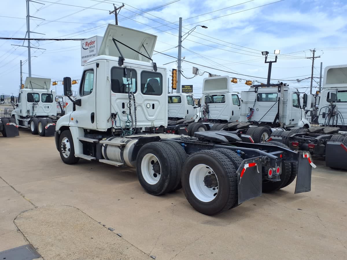 2020 Freightliner Cascadia in Dallas, TX — photo 6