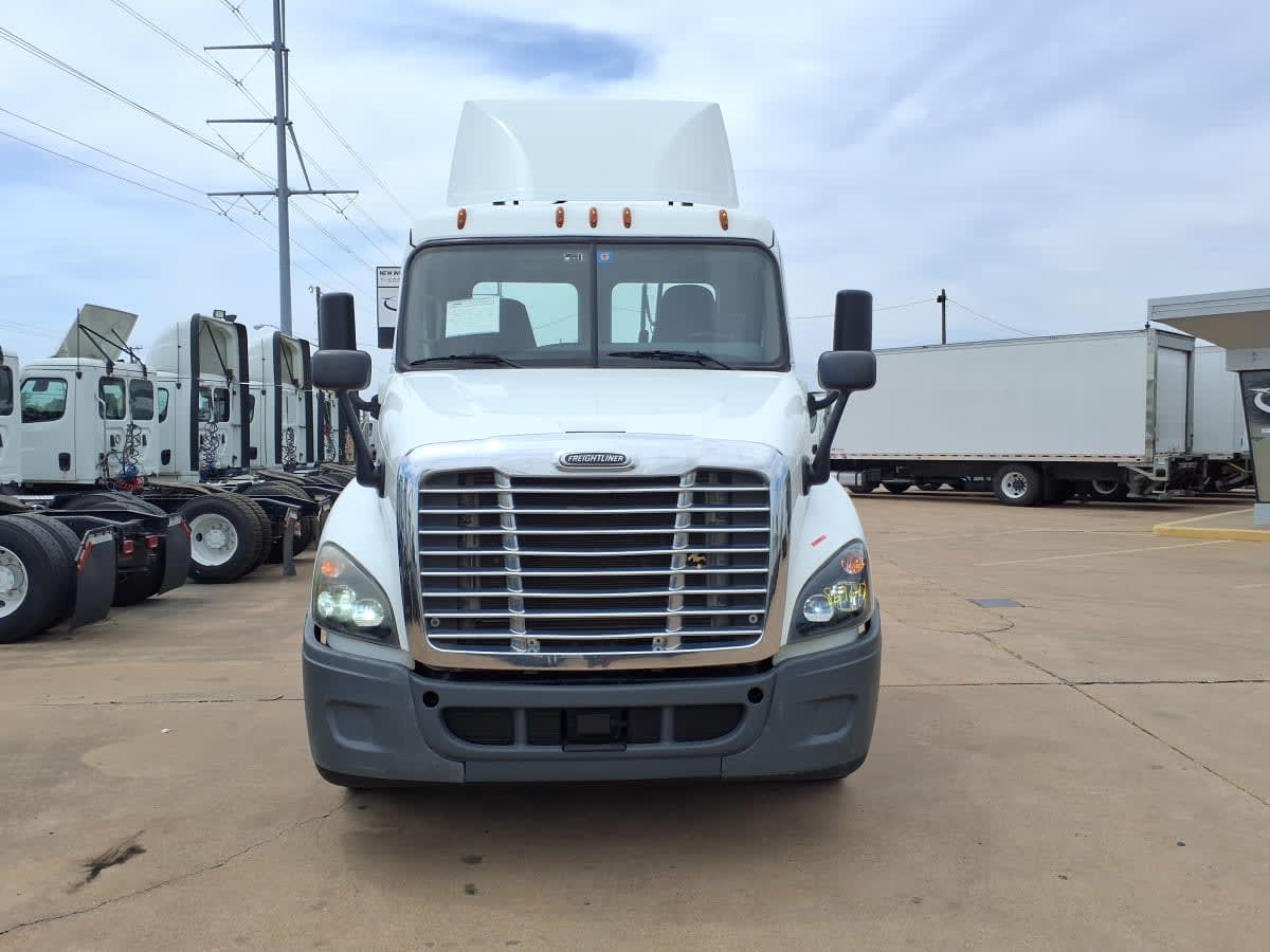 2020 Freightliner Cascadia in Dallas, TX — photo 2