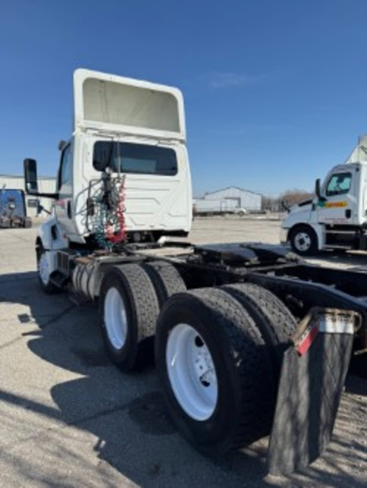 2019 Navistar International LT625 DAYCAB T/A 869892