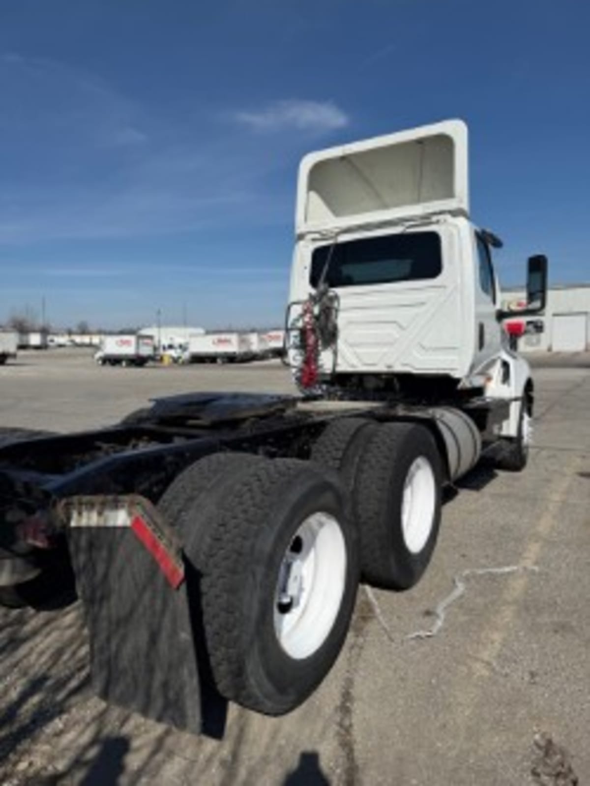 2019 Navistar International LT625 DAYCAB T/A 869892