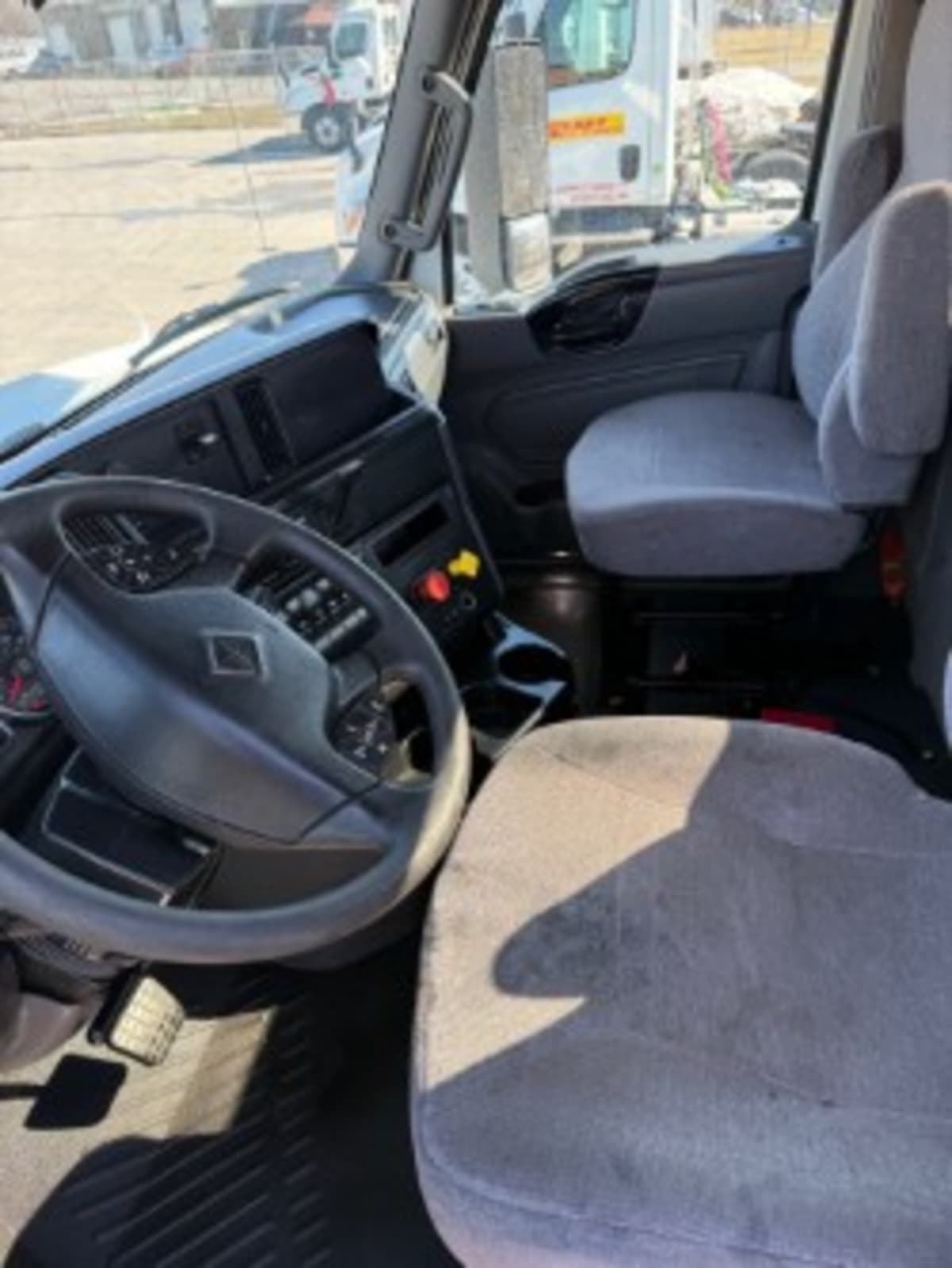 2019 Navistar International LT625 DAYCAB T/A 869892