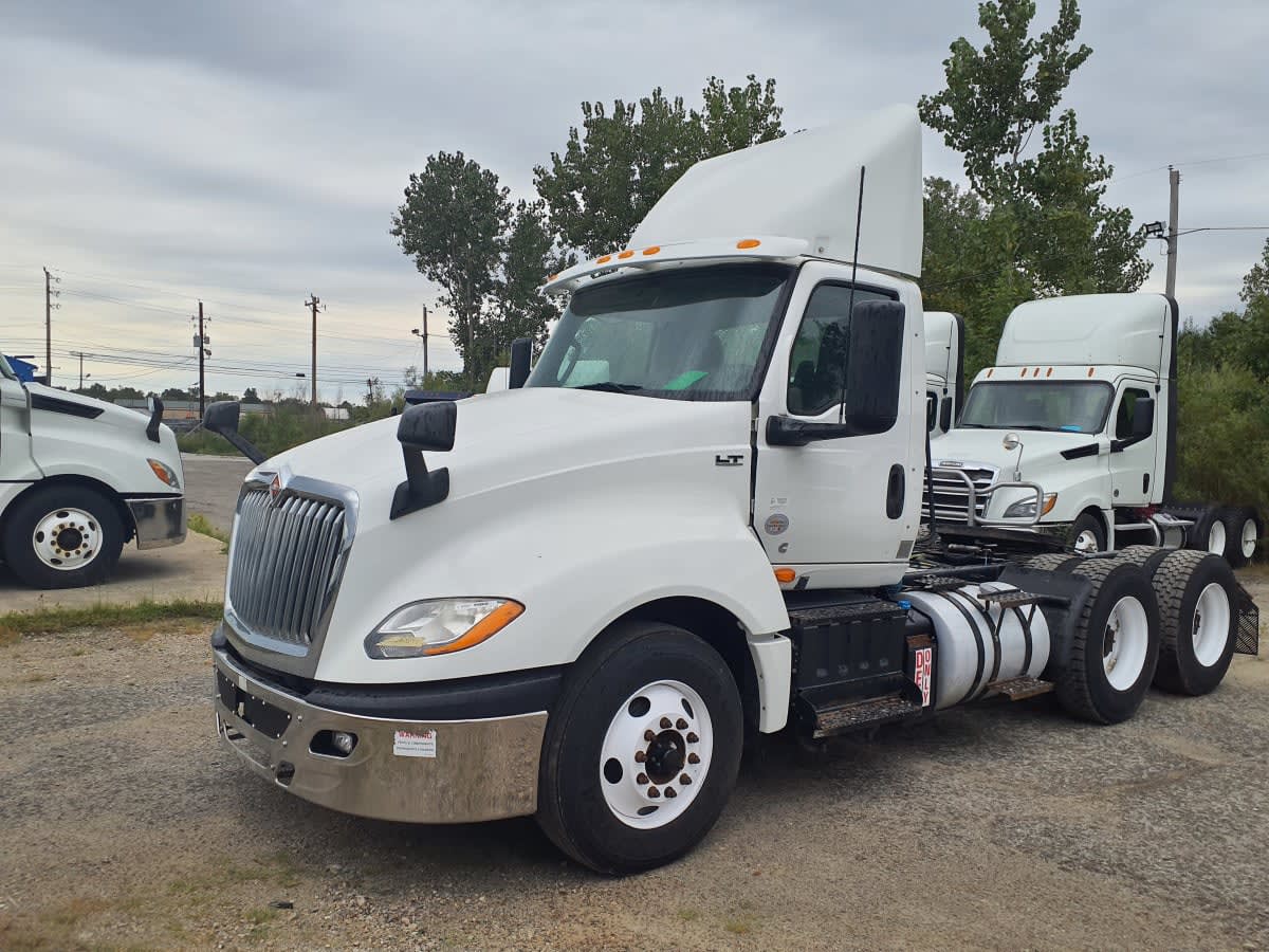 2019 Navistar International LT625 DAYCAB T/A 869917