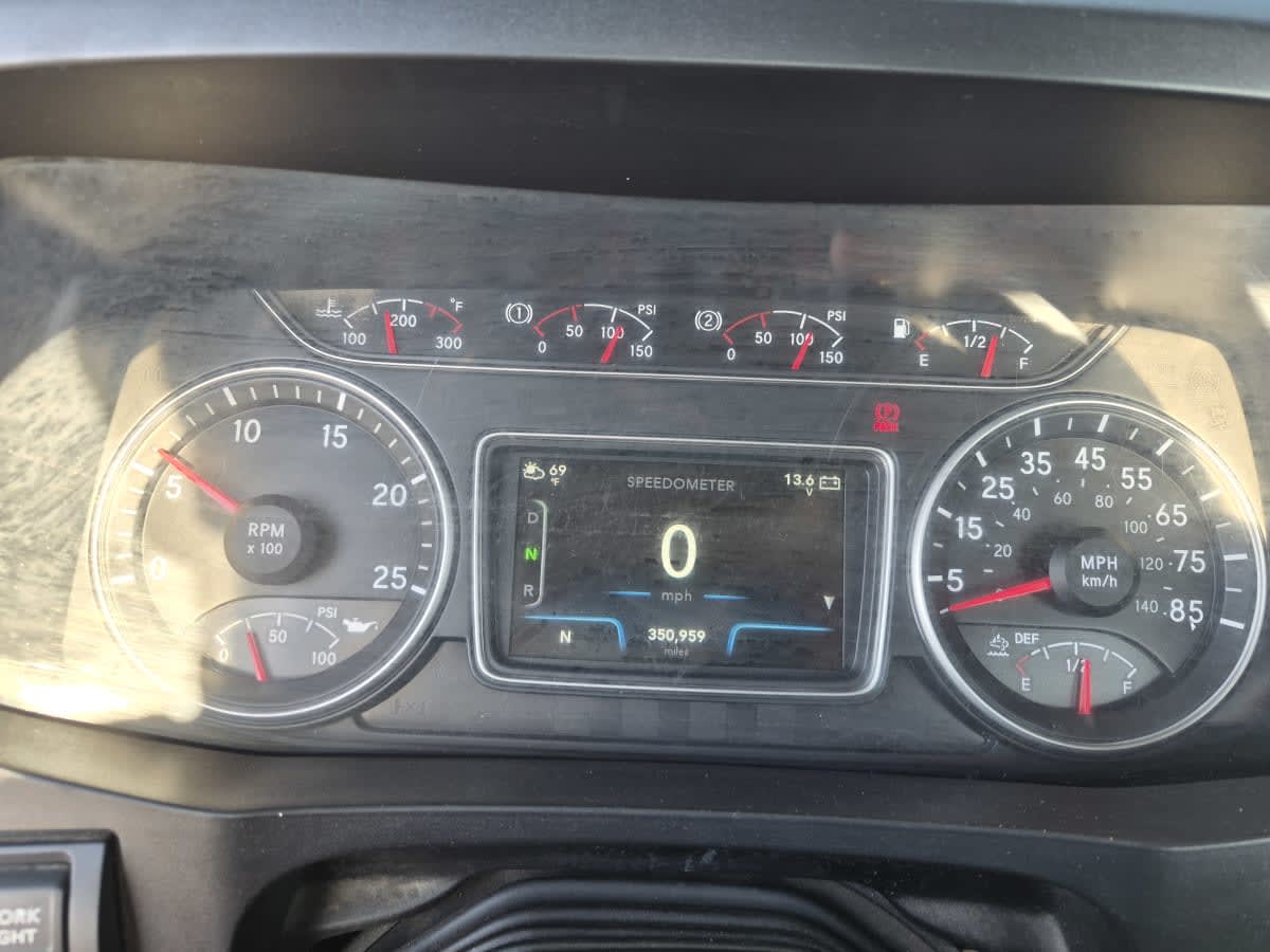 2019 International - image 9