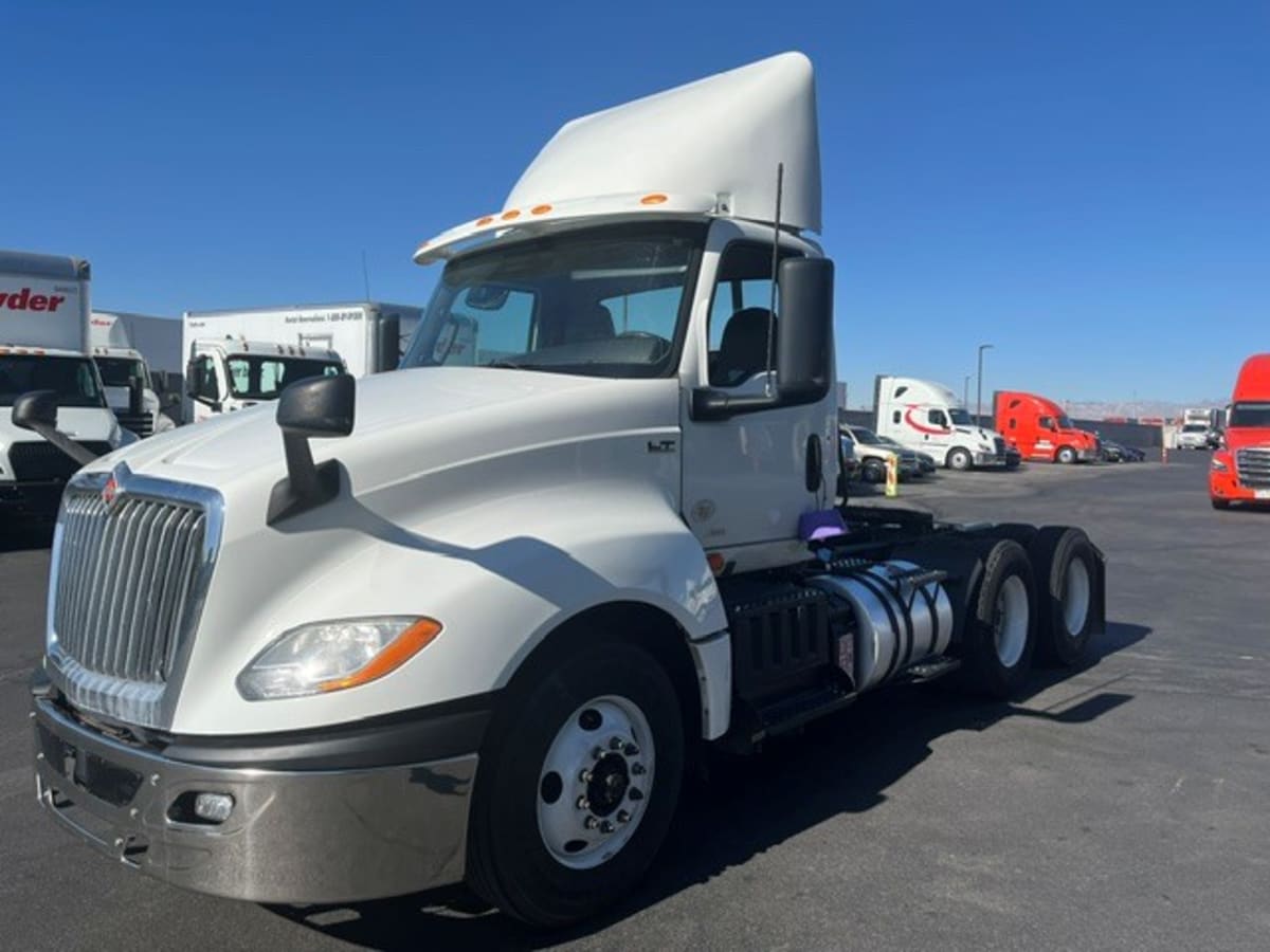 2019 Navistar International LT625 DAYCAB T/A 869952