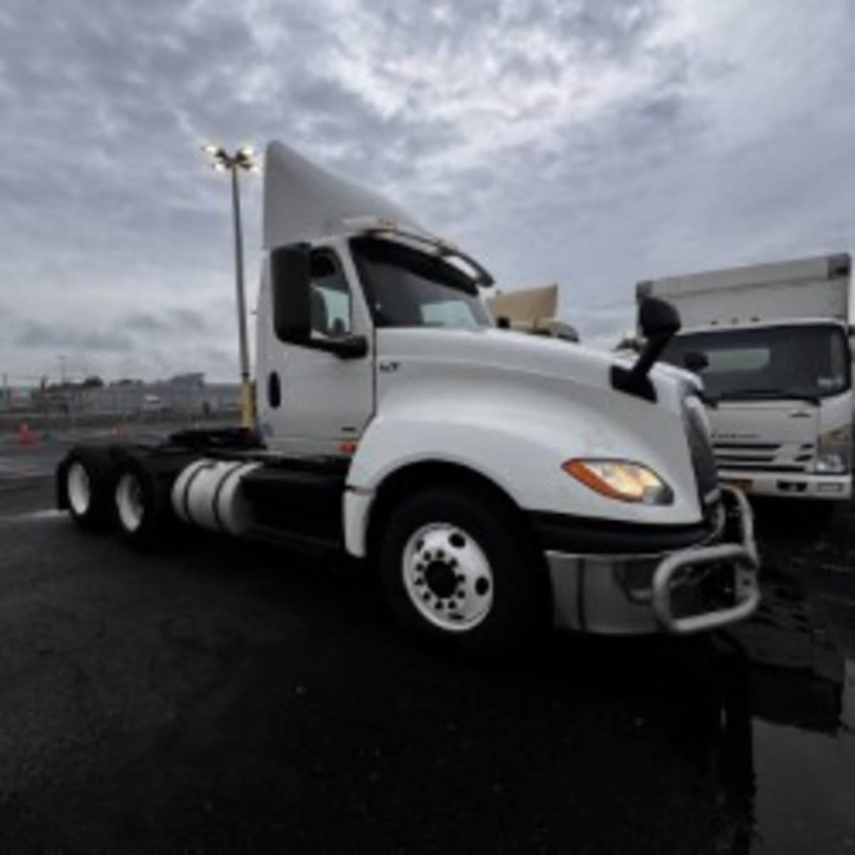 2019 Navistar International LT625 DAYCAB T/A 869997